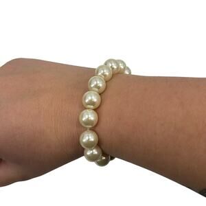 Stretchy faux pearl bracelet